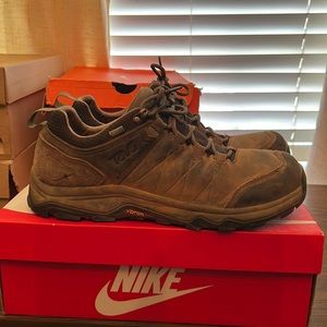 Teva hiking shoe low cut